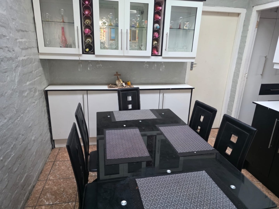 5 Bedroom Property for Sale in Bridgeton Western Cape